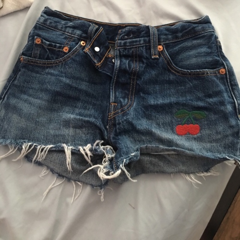 LEVIS CHERRY SHORTS